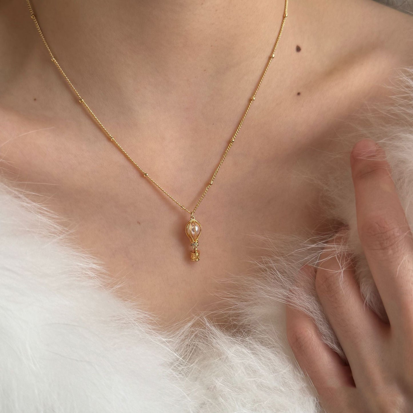 Creative Hot Air Balloon Necklace Design Retro Artistic Clavicle Chain